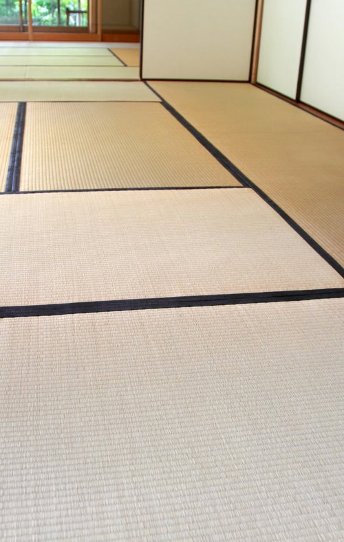 畳と襖と丸い照明がある和室の部屋の正面