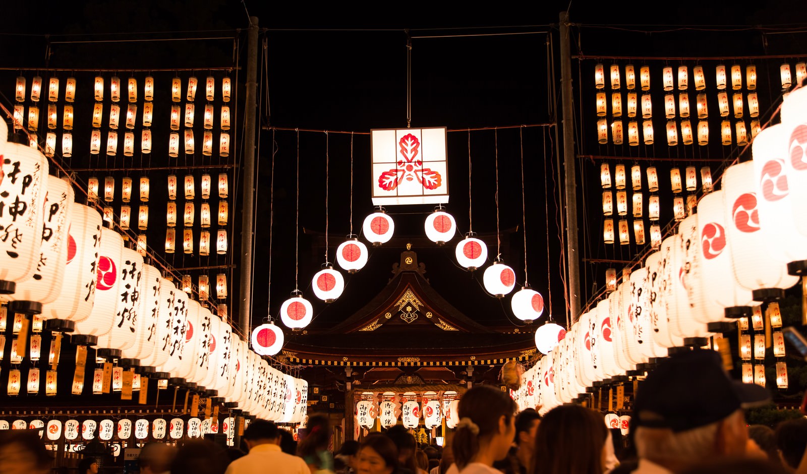 万灯祭で提灯が灯る神社の楼門を正面から撮影した夜間の風景