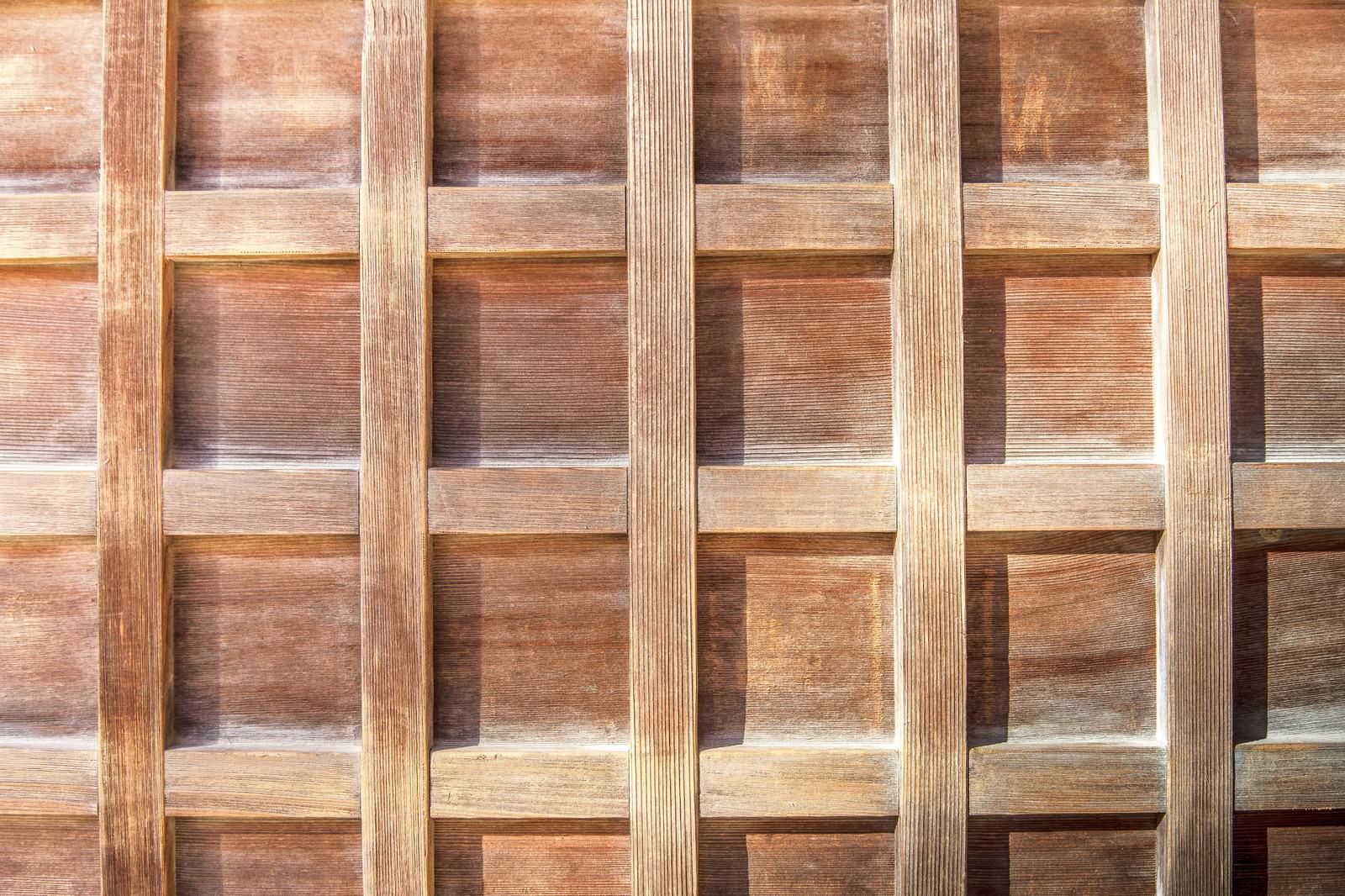 縦横の木材が交差して四角い開口部を作る格子のテクスチャー