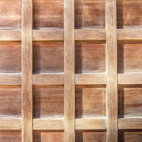 縦横の木材が交差して四角い開口部を作る格子のテクスチャーの写真