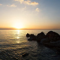 琵琶湖の水平線に沈む夕日の写真
