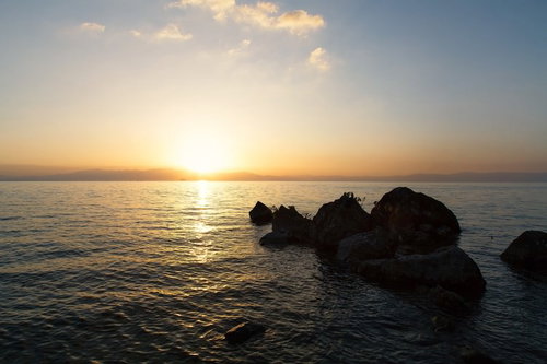 琵琶湖の水平線に沈む夕日