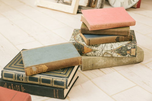 アンティーク調に積み重ねた古書と洋書のクラシック装丁