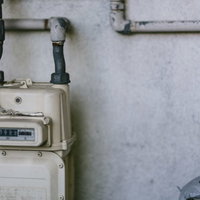 古びた都市ガスメーターと配管、経年劣化した住宅設備の写真