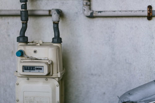古びた都市ガスメーターと配管、経年劣化した住宅設備