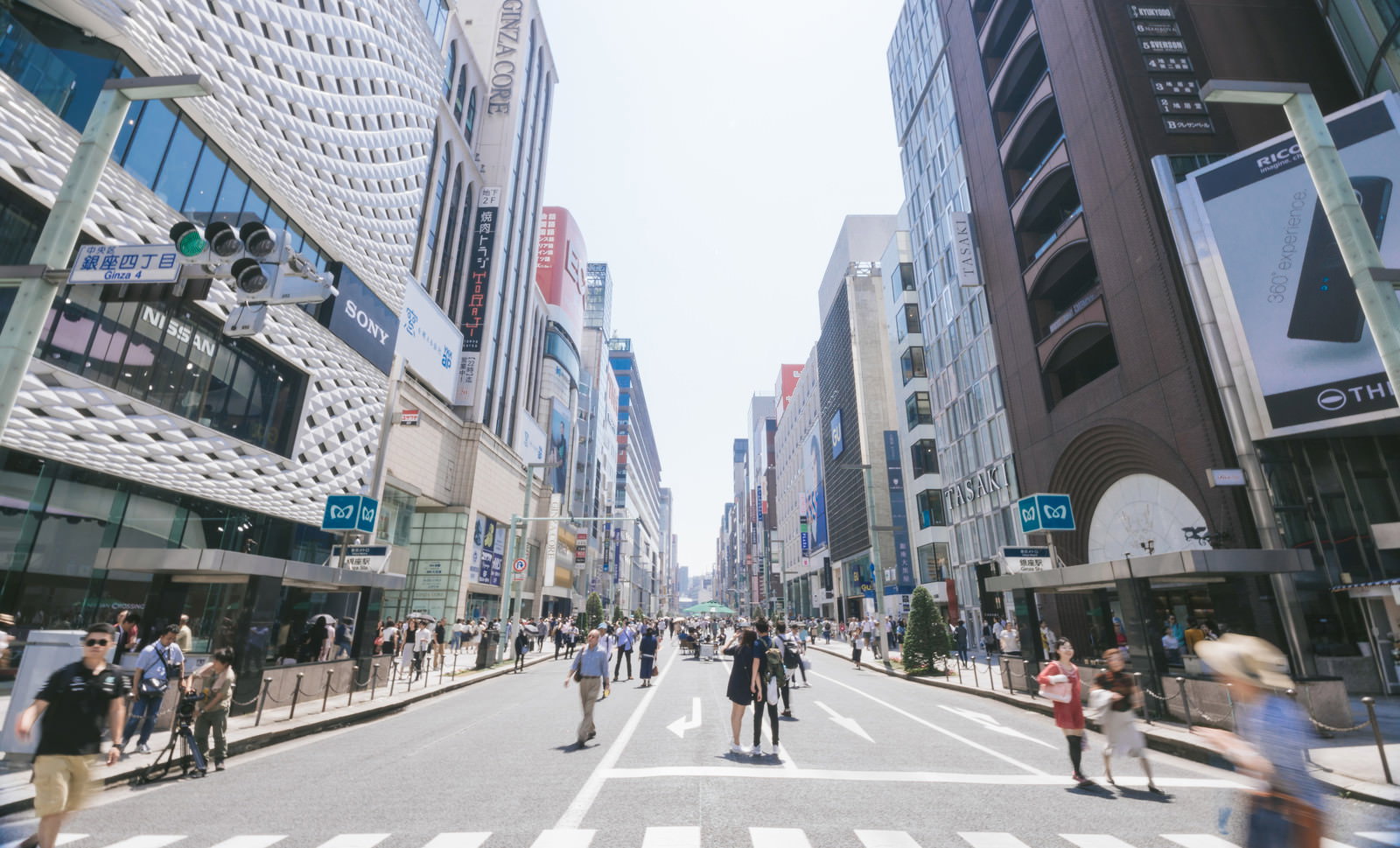 銀座四丁目の歩行者天国を行き交う人々と街並み