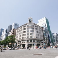 銀座四丁目交差点に建つ和光の時計台、銀座のランドマークの写真