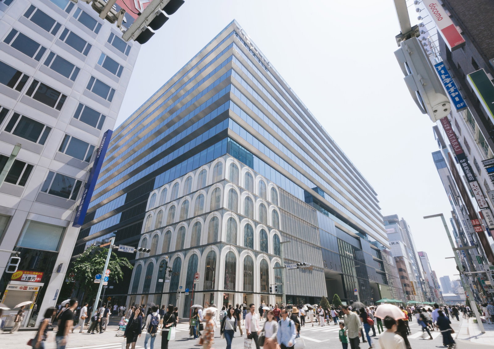 歩行者天国でにぎわうGINZA SIXの外観