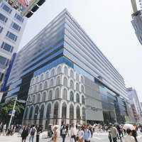 銀座のGINZA SIX、歩行者天国の人混みの写真