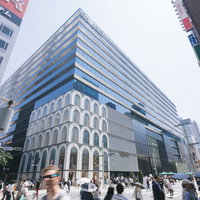 多くの人で賑わうギンザシックスと銀座の街並みの写真