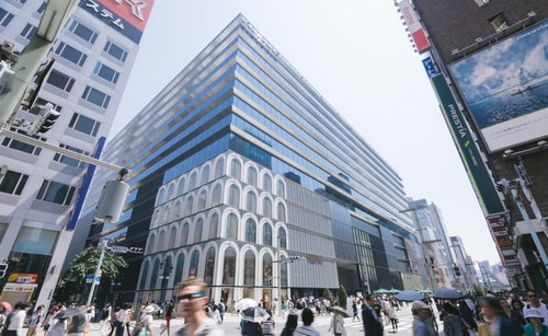 多くの人で賑わうギンザシックスと銀座の街並み