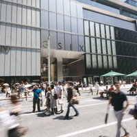 銀座シックス前の歩行者天国を行き交う人混みの写真