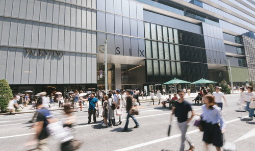 銀座シックス前の歩行者天国を行き交う人混み