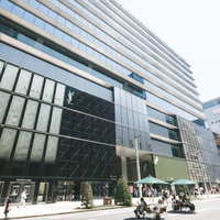 銀座の新名所、ギンザシックスと歩行者天国の人混みの写真