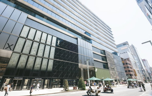 銀座の新名所、ギンザシックスと歩行者天国の人混み