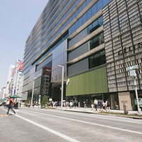 銀座の歩行者天国時間帯に見るギンザシックスと街並みの写真