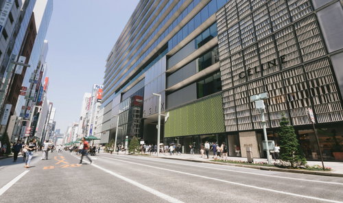 銀座の歩行者天国時間帯に見るギンザシックスと街並み