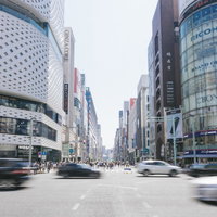 銀座四丁目交差点の車通りと歩行者天国の写真