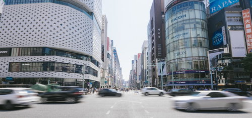 銀座四丁目交差点の車通りと歩行者天国