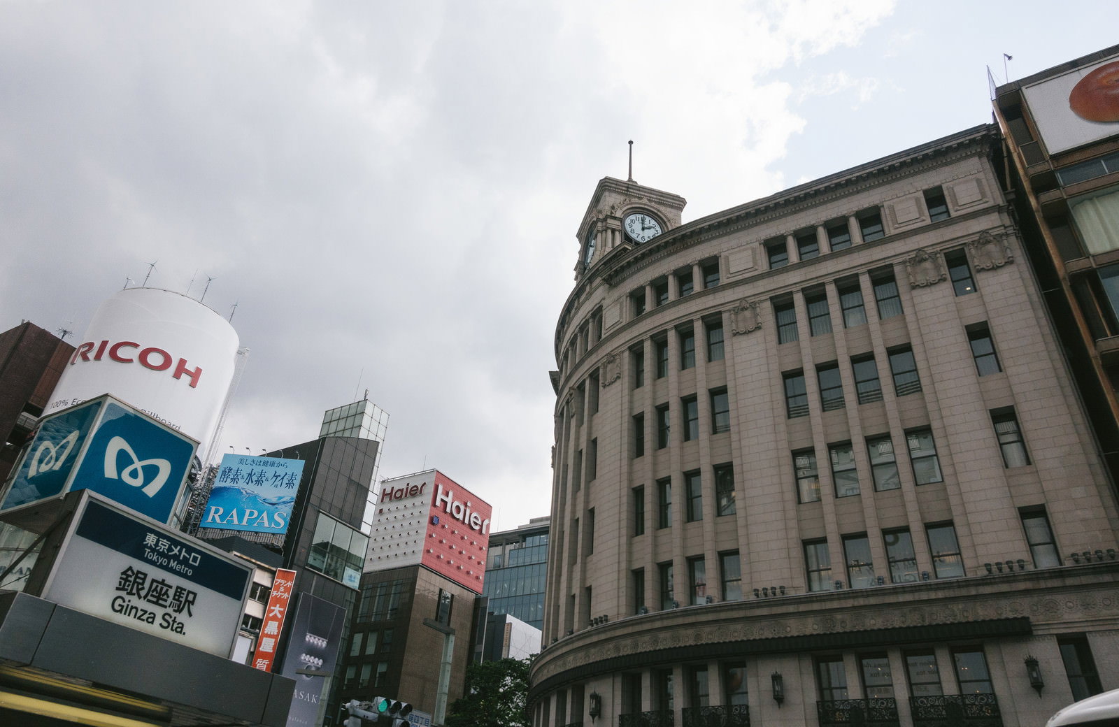 銀座の和光ビルの時計台と周辺の街並み