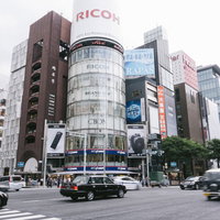交通量が多い銀座四丁目交差点の昼間風景、都市部の賑わいの写真