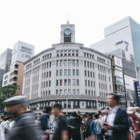 人であふれる銀座4丁目交差点と和光の時計台の写真