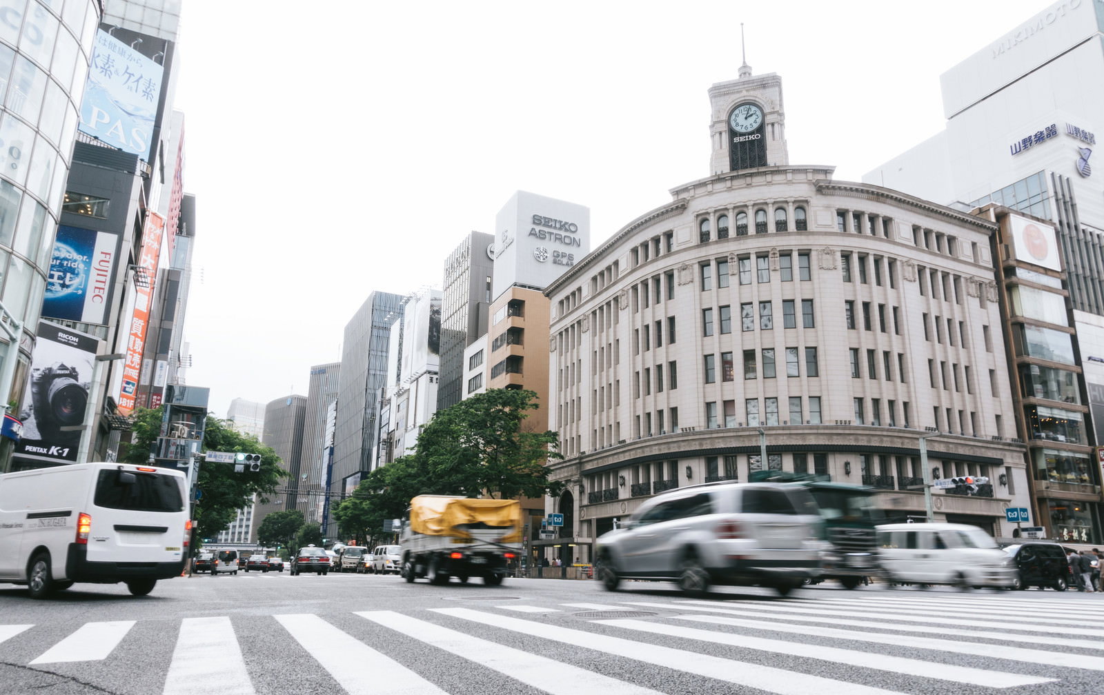 銀座四丁目交差点の横断歩道と和光ビルの時計台