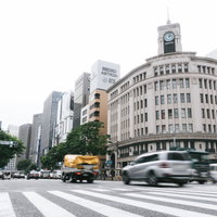銀座四丁目交差点と銀座時計台の横断歩道を行き交う人々の写真
