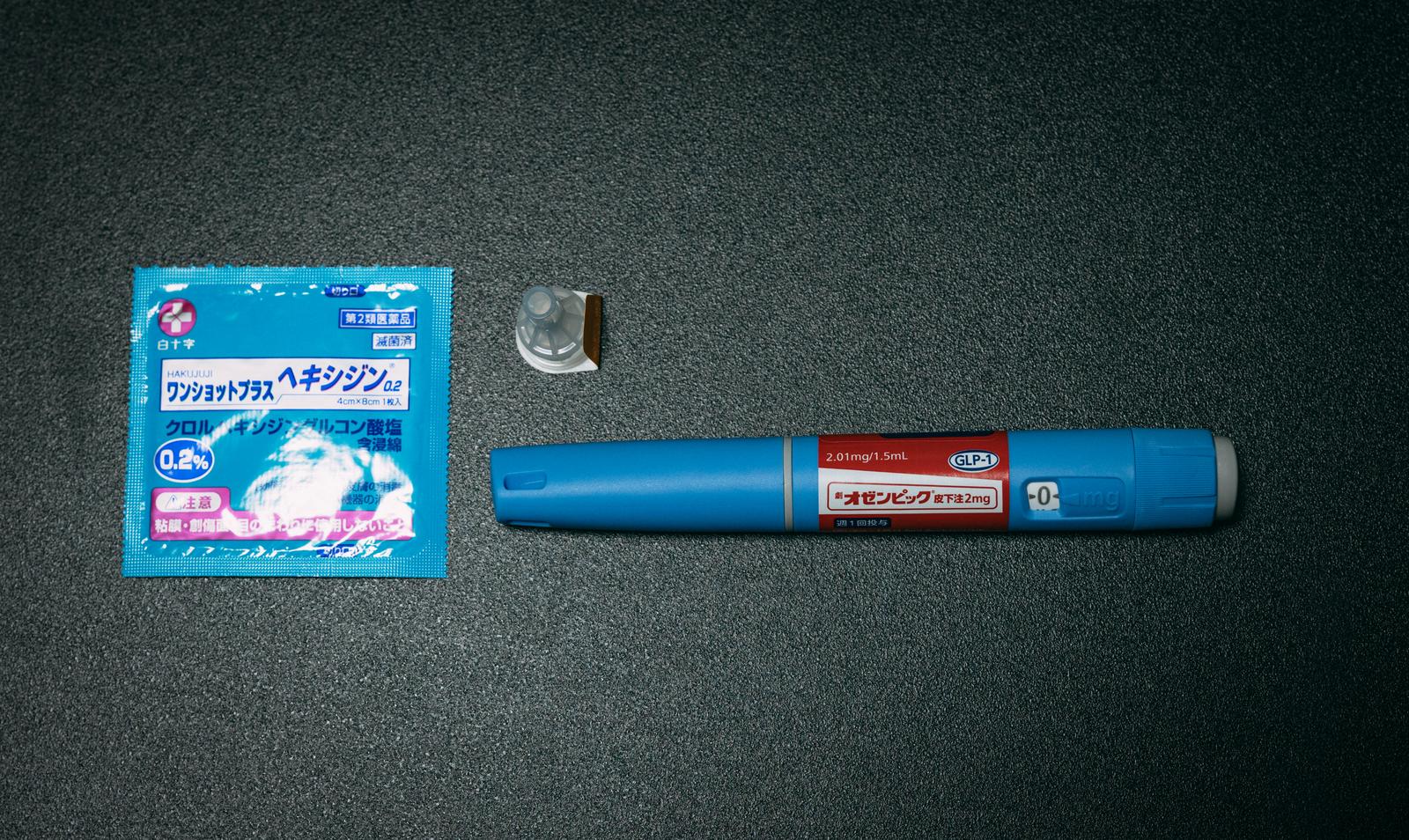オゼンピック2mgの注射器と消毒パッドが置かれた医療用医薬品