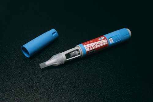 オゼンピック皮下注に青い針キャップを取り付けた状態