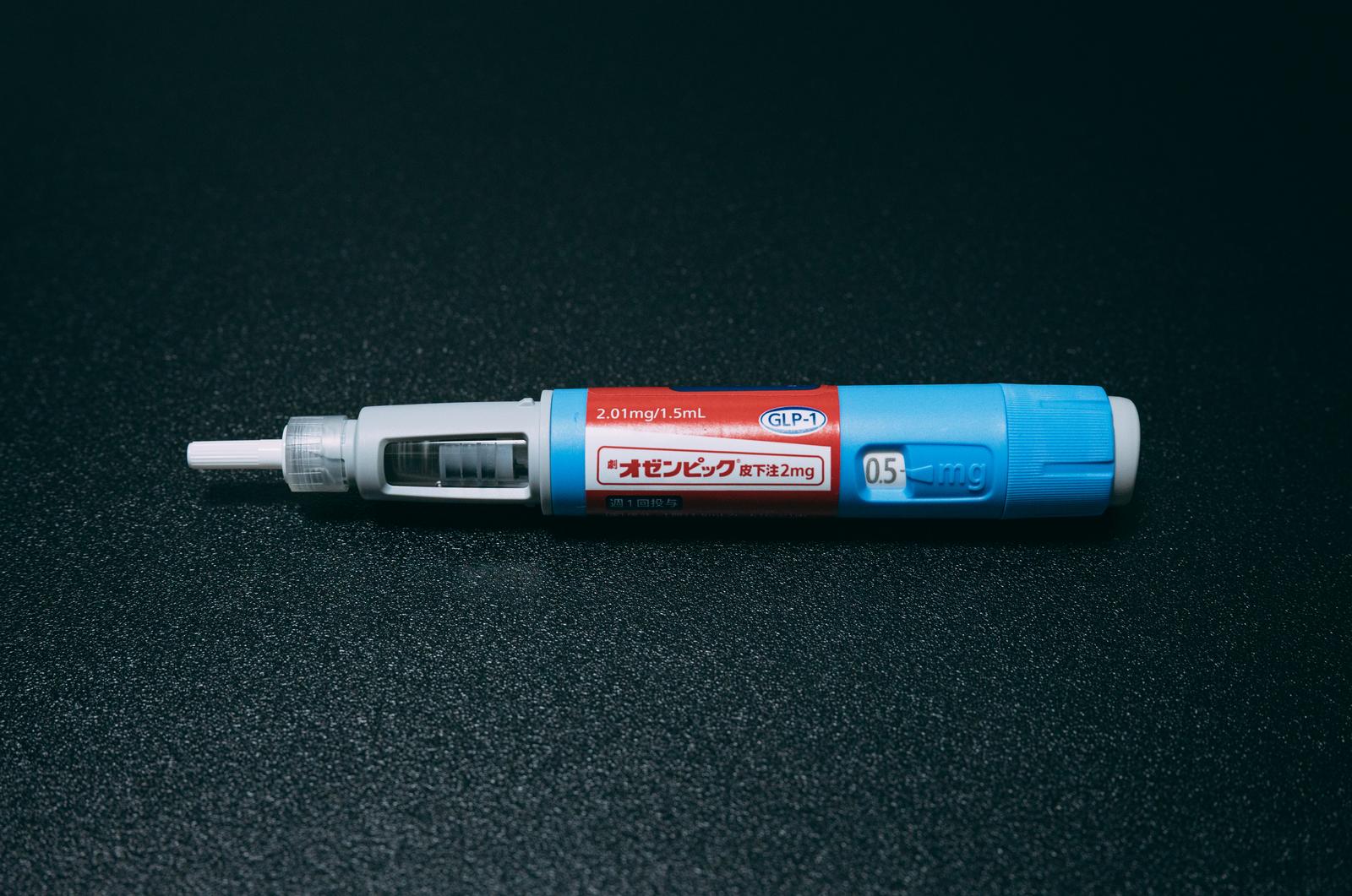 オゼンピック皮下注2mgのペンタイプ注射器を暗い背景に置いた医療用医薬品の写真