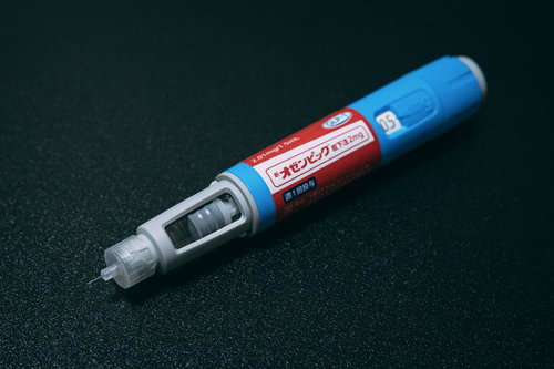 オゼンピックに注射針を取り付けて0.5mgの投与量をセットした医療用ペン