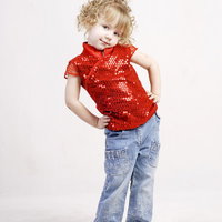 赤いお洋服を着たロシアの小さい女の子がくねくねポーズの写真