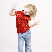 無邪気な外国の女の子が驚いたポーズをとるの写真