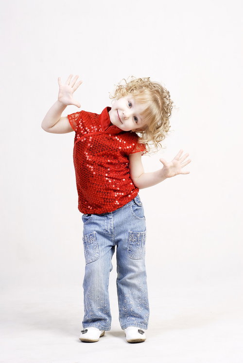 無邪気な外国の女の子が驚いたポーズをとる