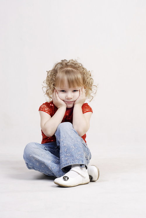 頬を両手で覆って驚く外国人の女の子