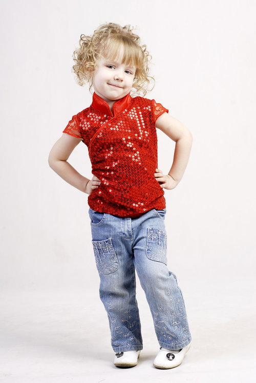 「えっへん！」とふんぞり返る女の子