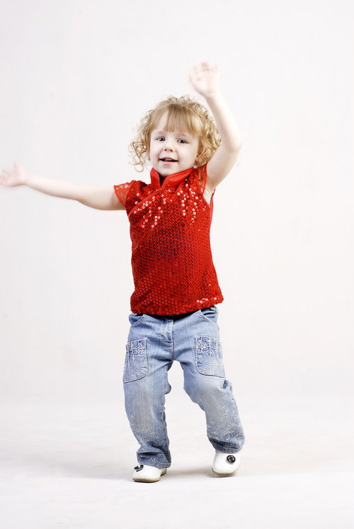 イエーイみんな見てるー！両手を広げて元気にポーズする外国の女の子