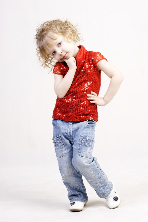 もったいぶるママの真似事をする金髪の女の子