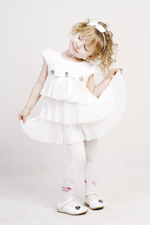 白いドレスでおめかしさん、ブロンドヘアの外国の女の子