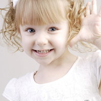 おめめパッチリのブロンドの女の子が手を上げて笑顔の写真