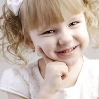 ハイチーズで笑顔がひきつった子供の悪巧み顔の写真