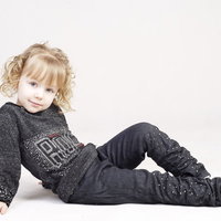 白い背景で横になってくつろぐブロンドヘアの外国人女の子の写真