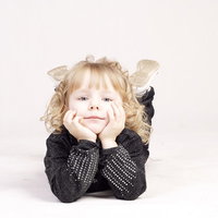 「へぇ～それでそれで」と興味津々の子供の写真