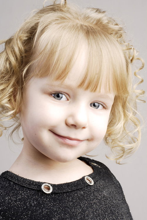 にっこり笑顔のブロンドの女の子、金色の巻き毛