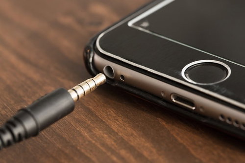 3.5mmイヤホン端子をスマホのイヤホンジャックに接続