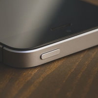 スマートフォンの電源ボタンのクローズアップの写真