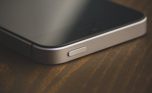 スマートフォンの電源ボタンのクローズアップ