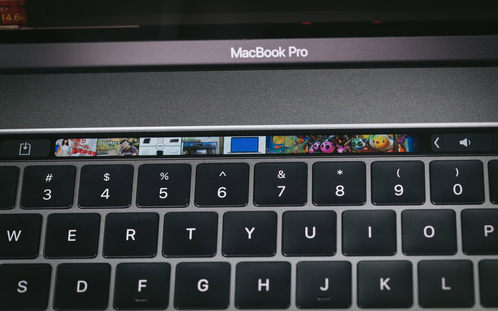MacBook ProのTouch Barに画像サムネイルが表示されている