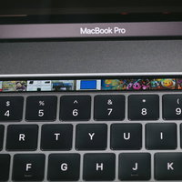 タッチバーに画像を表示させるMacBook Proの写真